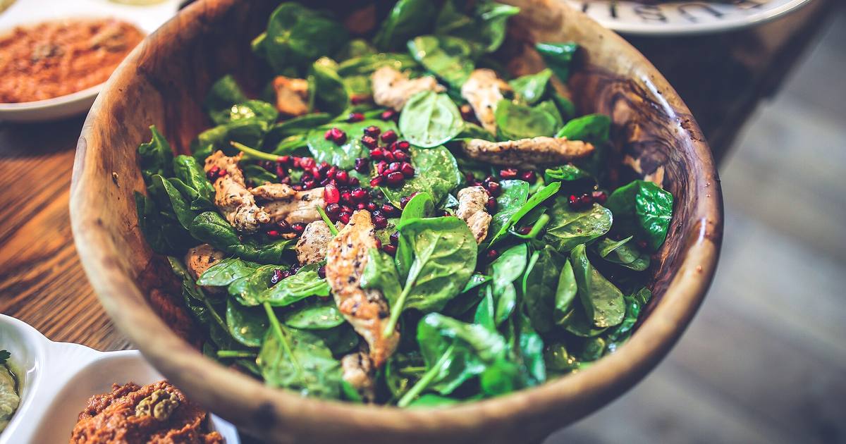 Đĩa salad rau củ nhiều màu sắc tươi ngon